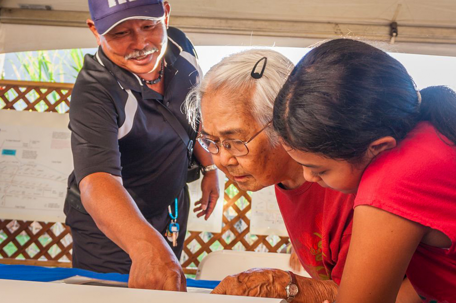 image of people learning about the history of Lahaina from a volunteer.